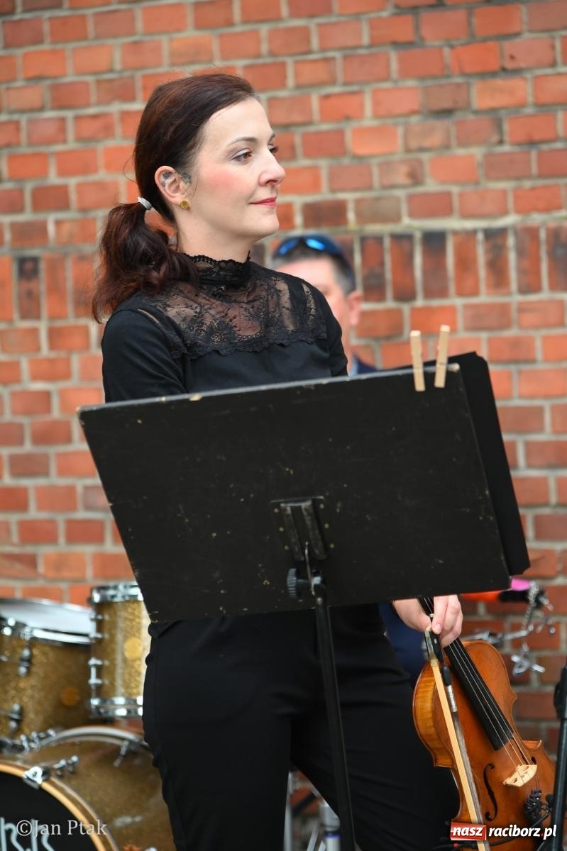 Zdjęcie w galerii na portalu naszraciborz.pl: Jazz na cmentarzu. Parafia ewangelicko-augsburska zaprosiła Raciborza na koncert na wzgórzu wiadomości z regionu