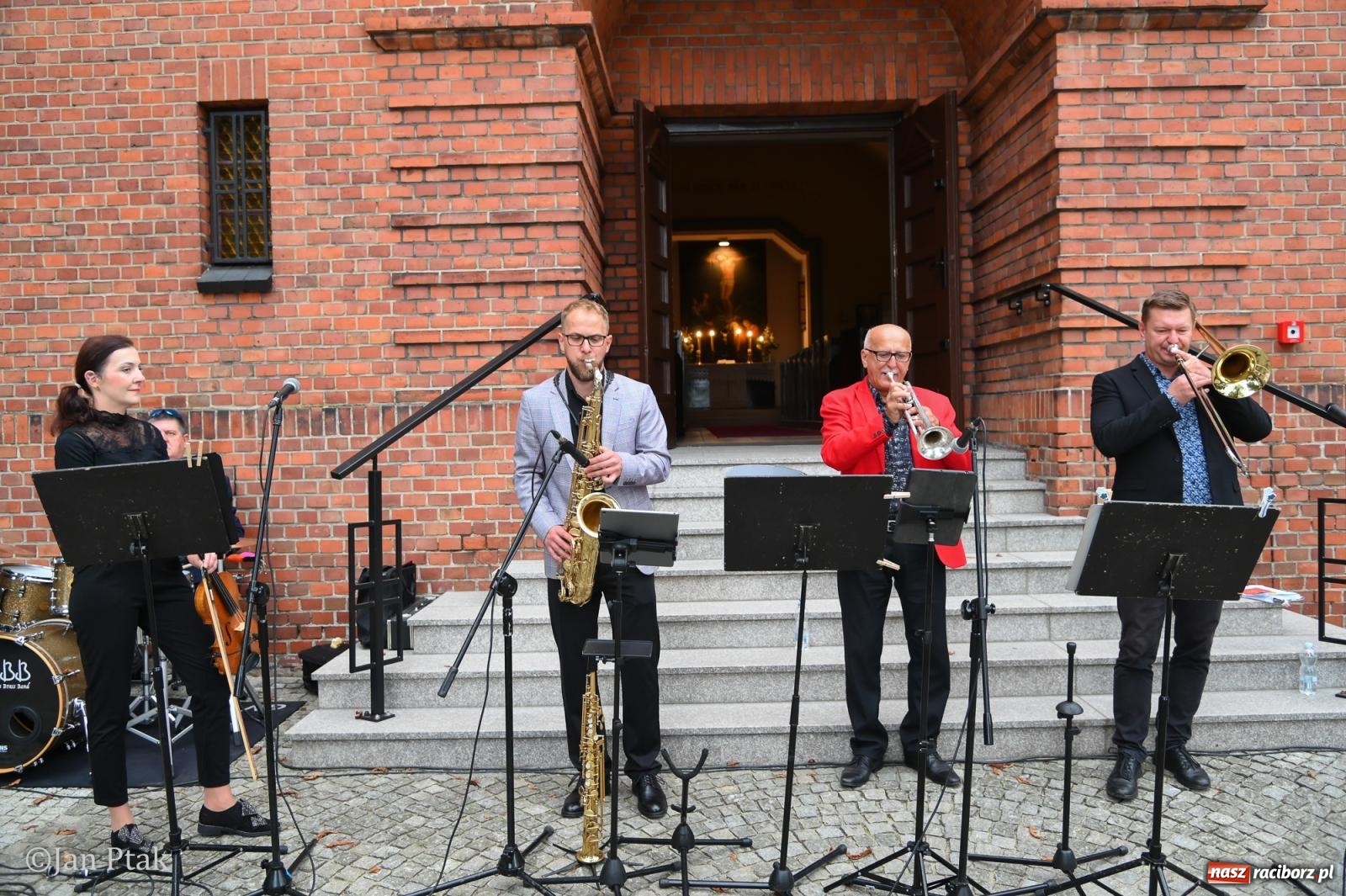 Zdjęcie w galerii na portalu naszraciborz.pl: Jazz na cmentarzu. Parafia ewangelicko-augsburska zaprosiła Raciborza na koncert na wzgórzu wiadomości z regionu