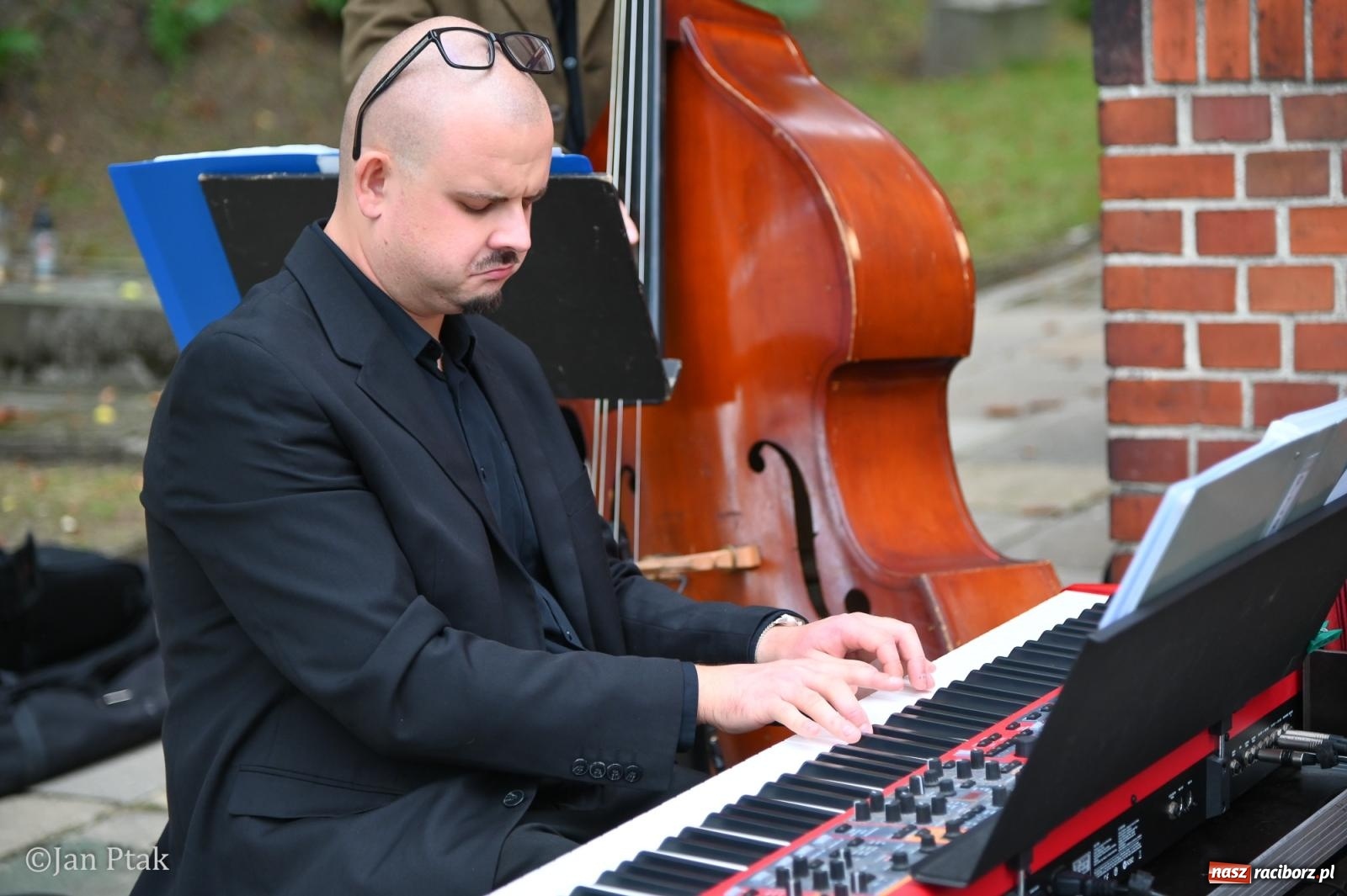 Zdjęcie w galerii na portalu naszraciborz.pl: Jazz na cmentarzu. Parafia ewangelicko-augsburska zaprosiła Raciborza na koncert na wzgórzu wiadomości z regionu