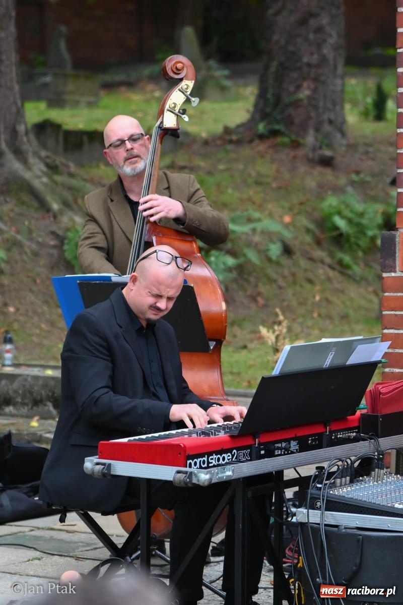 Zdjęcie w galerii na portalu naszraciborz.pl: Jazz na cmentarzu. Parafia ewangelicko-augsburska zaprosiła Raciborza na koncert na wzgórzu wiadomości z regionu