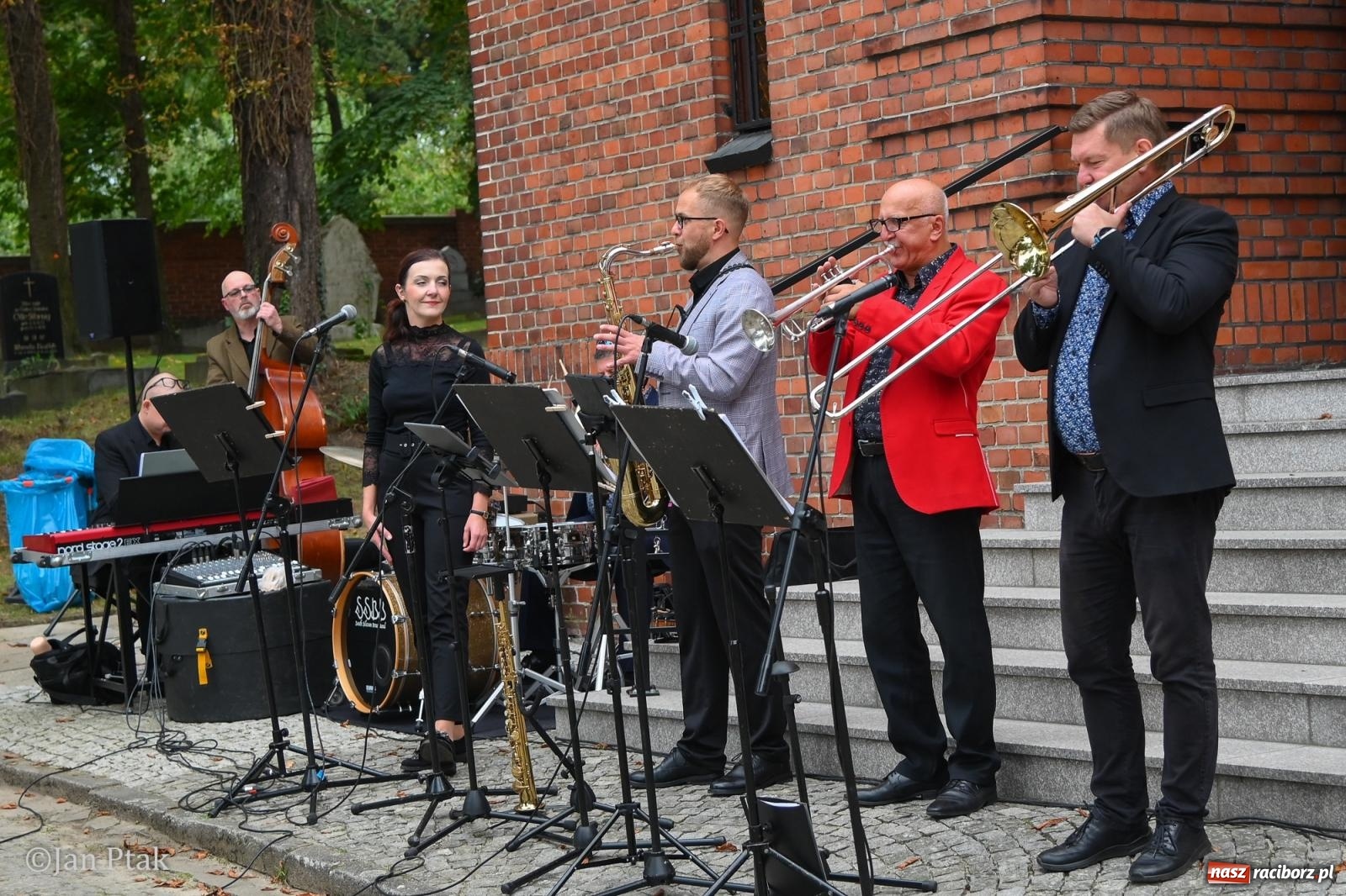 Zdjęcie w galerii na portalu naszraciborz.pl: Jazz na cmentarzu. Parafia ewangelicko-augsburska zaprosiła Raciborza na koncert na wzgórzu wiadomości z regionu