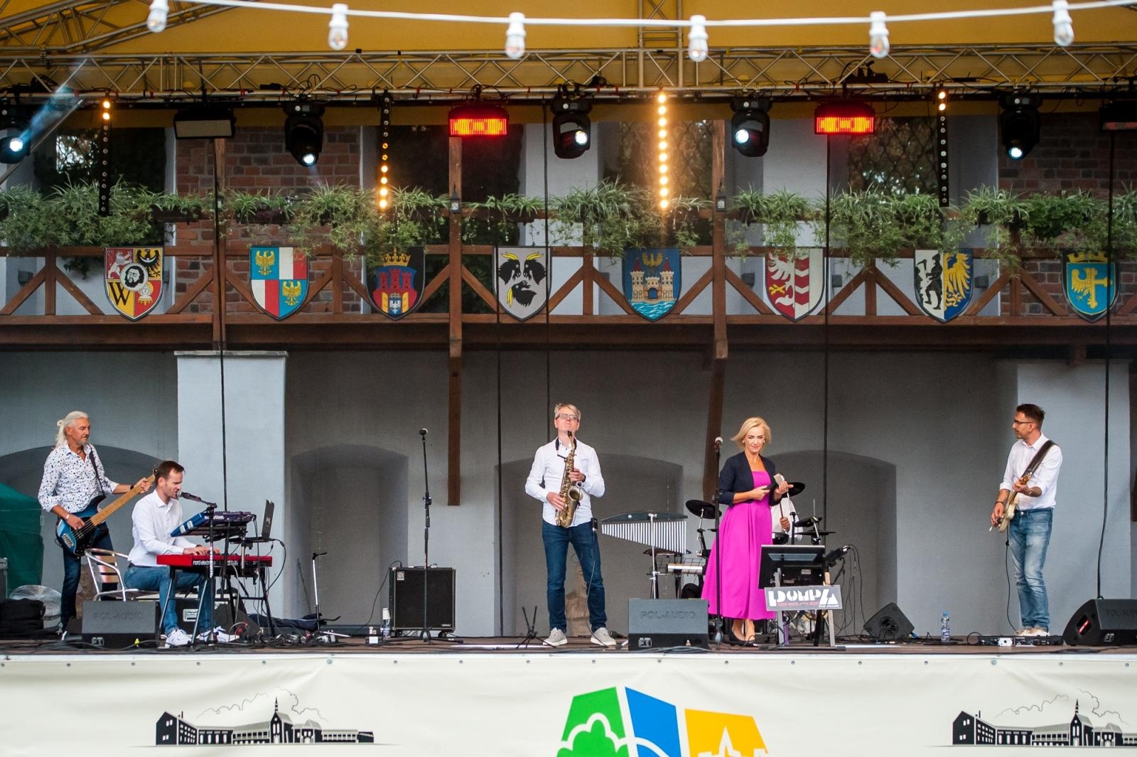 Zdjęcie w galerii na portalu naszraciborz.pl: Muzyczne pożegnanie lata na Zamku Piastowskim. Pompa Band i Il Mondo zaśpiewali dla publiczności [FOTO i WIDEO] wiadomości z regionu