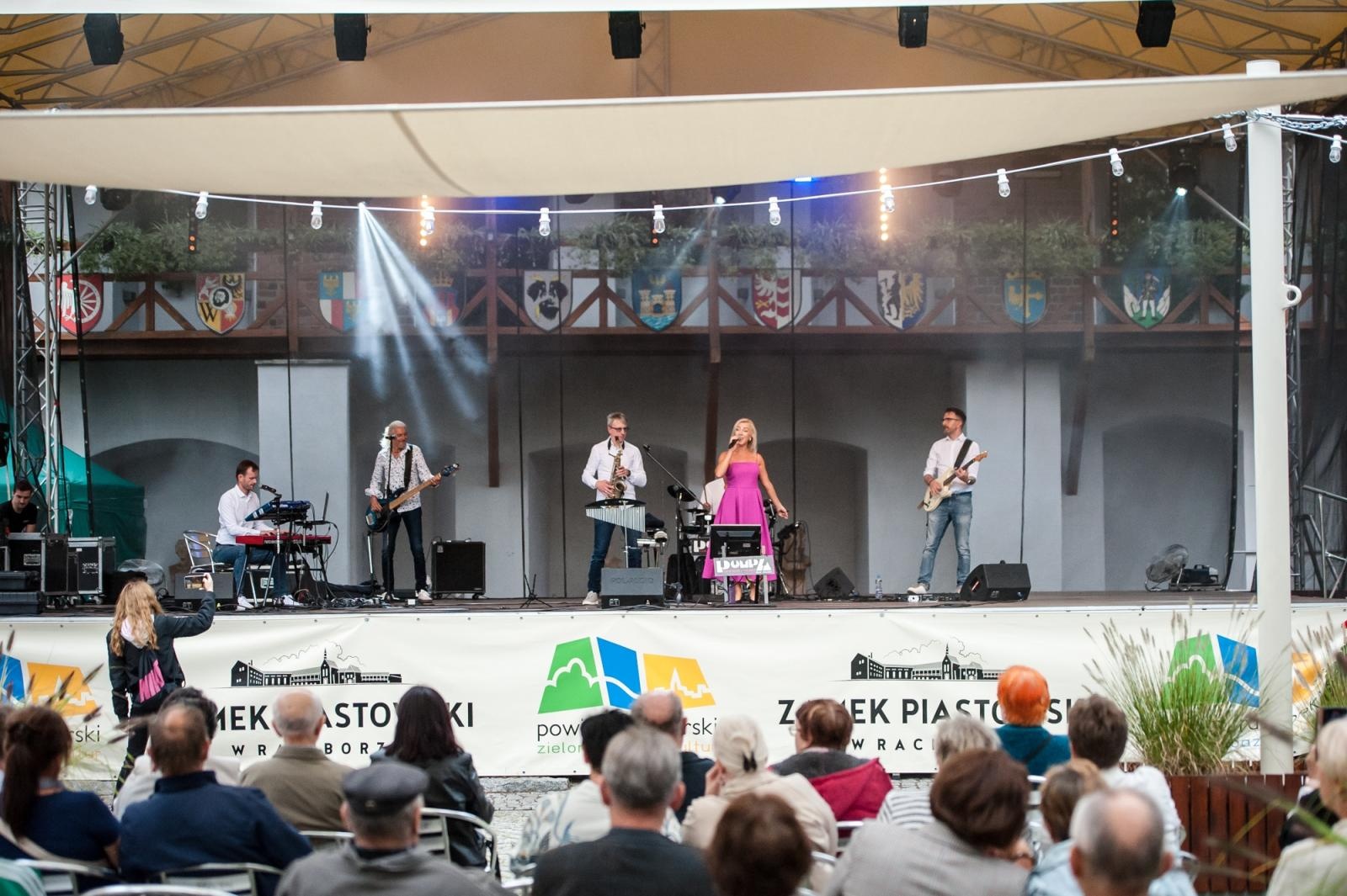 Zdjęcie w galerii na portalu naszraciborz.pl: Muzyczne pożegnanie lata na Zamku Piastowskim. Pompa Band i Il Mondo zaśpiewali dla publiczności [FOTO i WIDEO] wiadomości z regionu