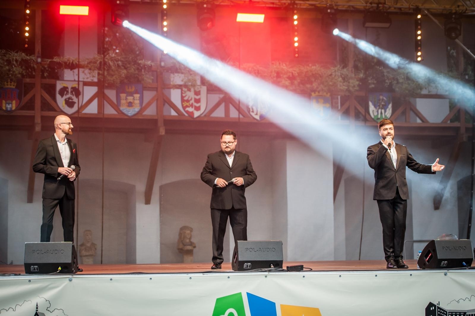 Zdjęcie w galerii na portalu naszraciborz.pl: Muzyczne pożegnanie lata na Zamku Piastowskim. Pompa Band i Il Mondo zaśpiewali dla publiczności [FOTO i WIDEO] wiadomości z regionu