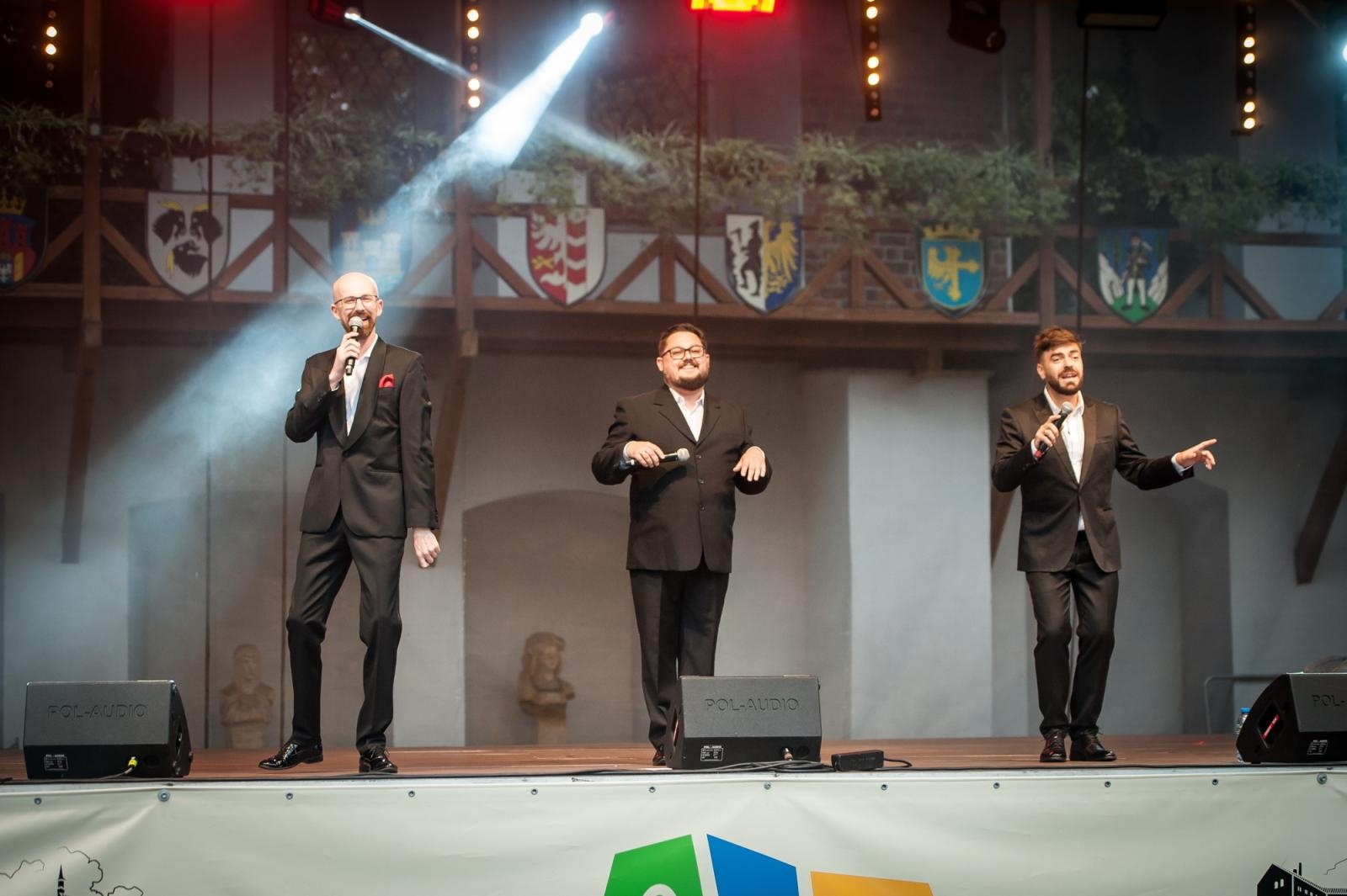 Zdjęcie w galerii na portalu naszraciborz.pl: Muzyczne pożegnanie lata na Zamku Piastowskim. Pompa Band i Il Mondo zaśpiewali dla publiczności [FOTO i WIDEO] wiadomości z regionu