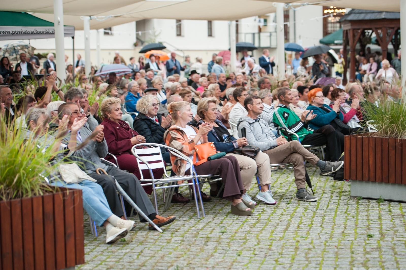 Zdjęcie w galerii na portalu naszraciborz.pl: Muzyczne pożegnanie lata na Zamku Piastowskim. Pompa Band i Il Mondo zaśpiewali dla publiczności [FOTO i WIDEO] wiadomości z regionu