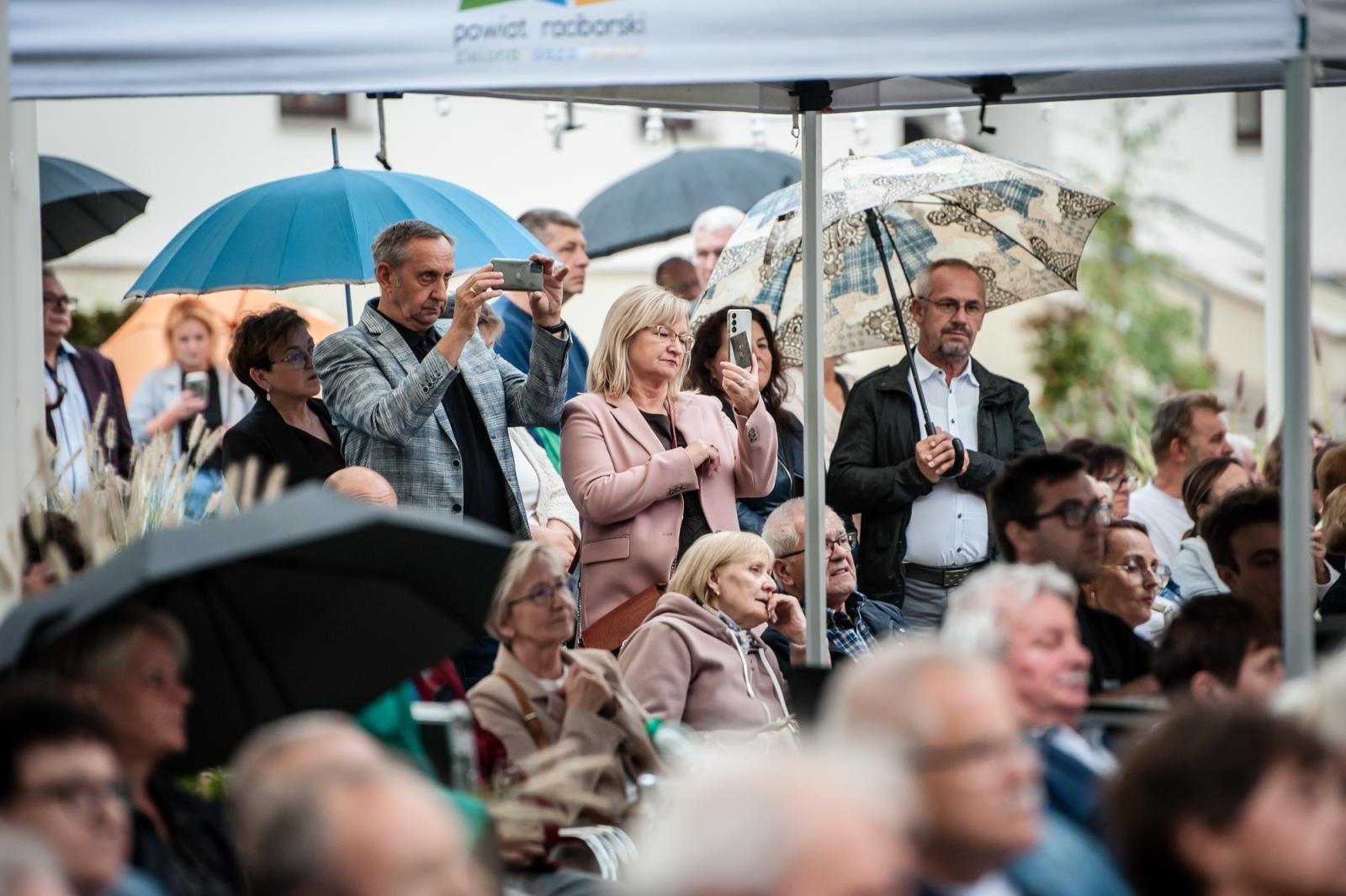 Zdjęcie w galerii na portalu naszraciborz.pl: Muzyczne pożegnanie lata na Zamku Piastowskim. Pompa Band i Il Mondo zaśpiewali dla publiczności [FOTO i WIDEO] wiadomości z regionu
