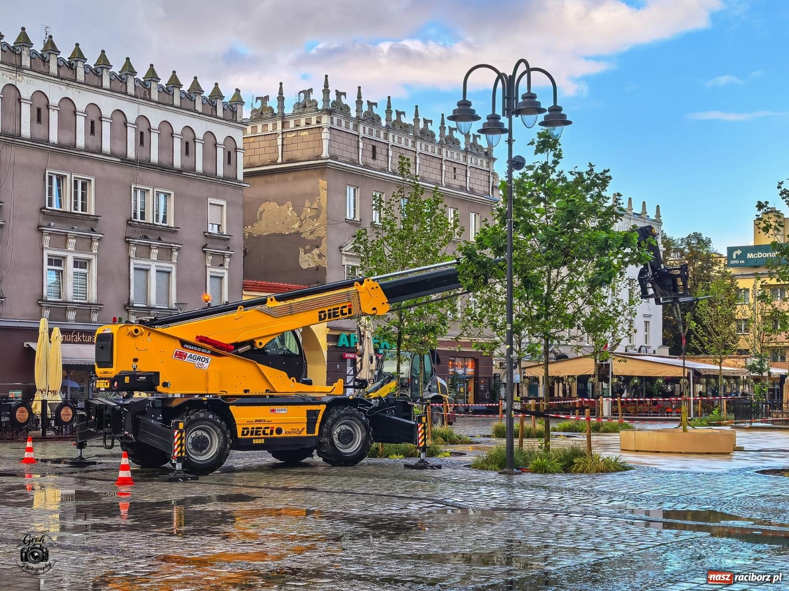 Zdjęcie w galerii na portalu naszraciborz.pl: Na Rynku trwa montaż siedzisk przy kolumnie maryjnej wiadomości z regionu