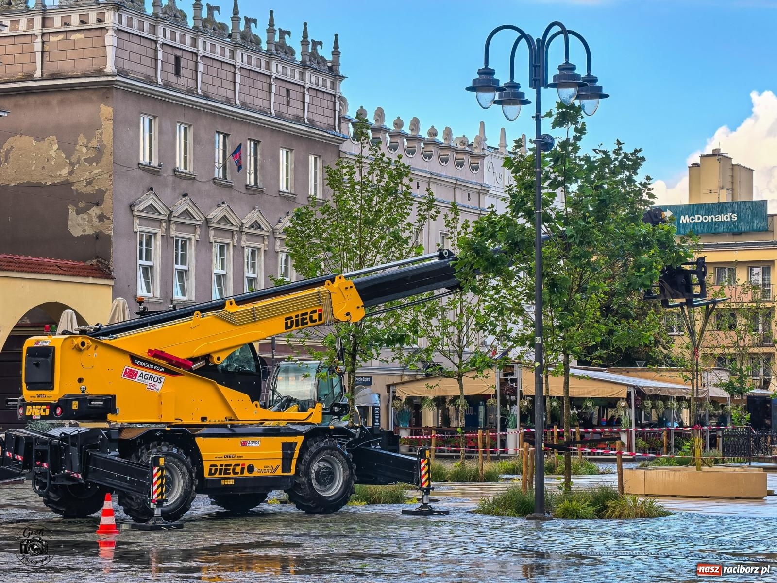 Zdjęcie w galerii na portalu naszraciborz.pl: Na Rynku trwa montaż siedzisk przy kolumnie maryjnej wiadomości z regionu