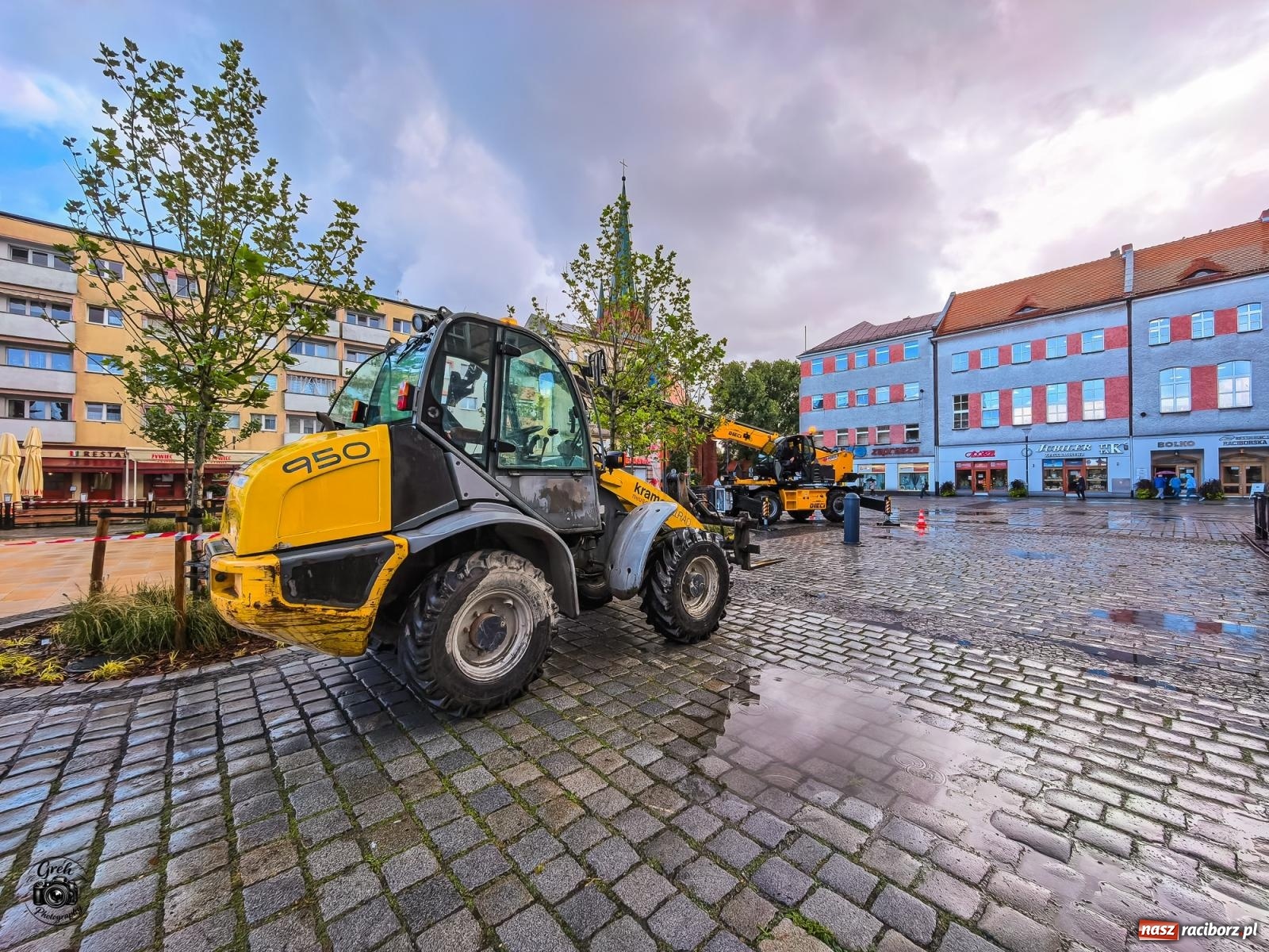 Zdjęcie w galerii na portalu naszraciborz.pl: Na Rynku trwa montaż siedzisk przy kolumnie maryjnej wiadomości z regionu