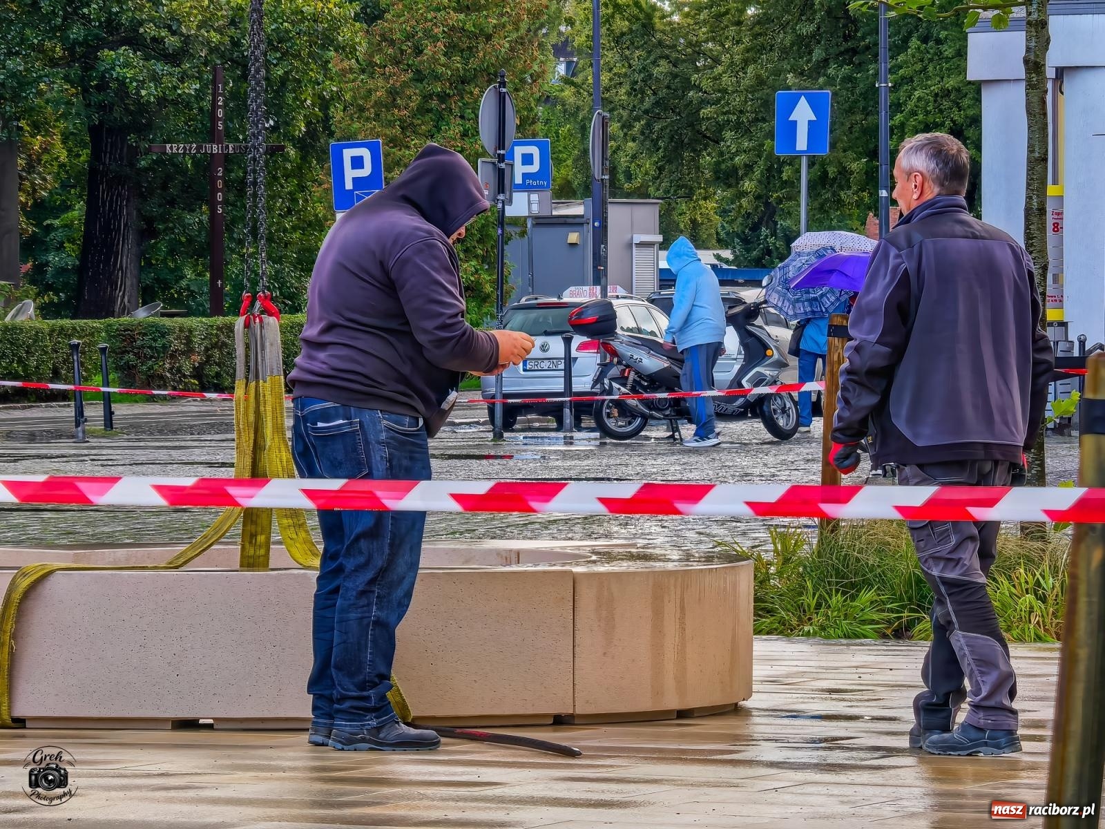 Zdjęcie w galerii na portalu naszraciborz.pl: Na Rynku trwa montaż siedzisk przy kolumnie maryjnej wiadomości z regionu