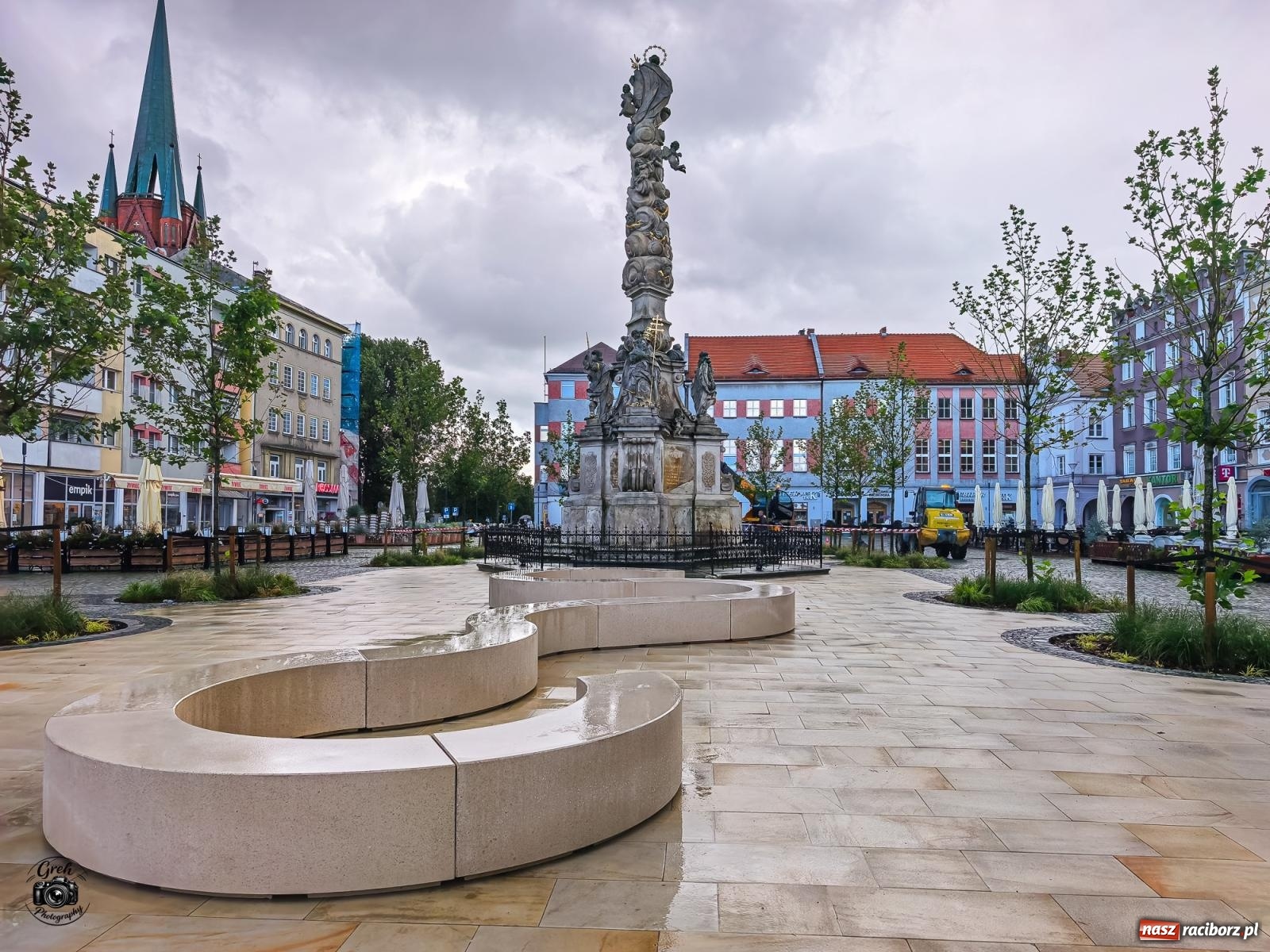Zdjęcie w galerii na portalu naszraciborz.pl: Na Rynku trwa montaż siedzisk przy kolumnie maryjnej wiadomości z regionu