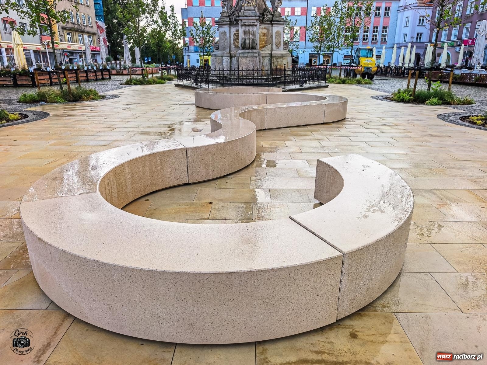 Zdjęcie w galerii na portalu naszraciborz.pl: Na Rynku trwa montaż siedzisk przy kolumnie maryjnej wiadomości z regionu