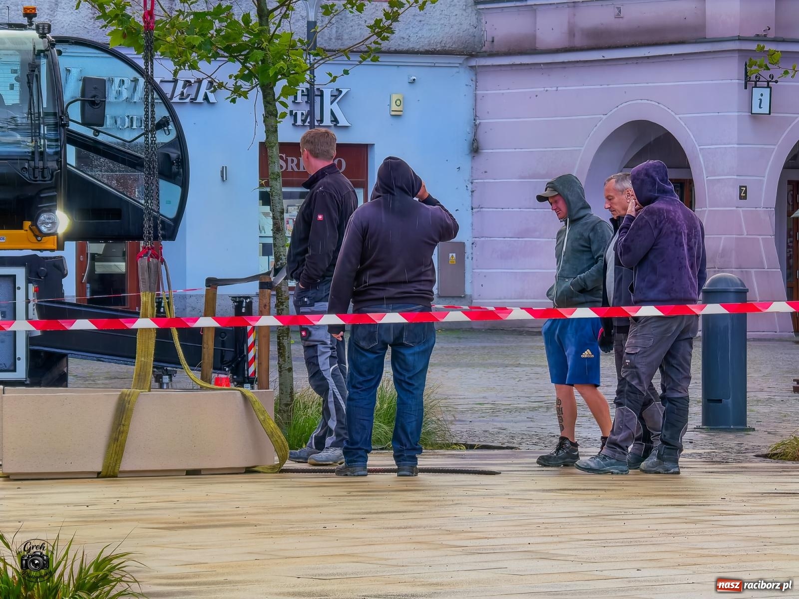 Zdjęcie w galerii na portalu naszraciborz.pl: Na Rynku trwa montaż siedzisk przy kolumnie maryjnej wiadomości z regionu