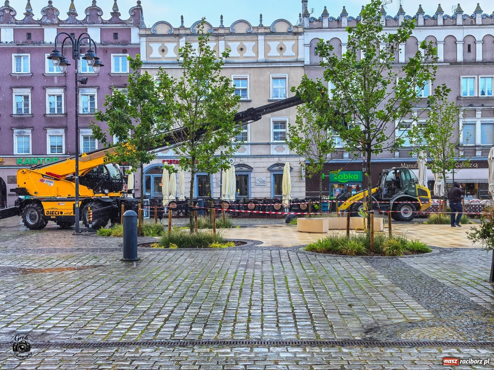 Zdjęcie w galerii na portalu naszraciborz.pl: Na Rynku trwa montaż siedzisk przy kolumnie maryjnej wiadomości z regionu