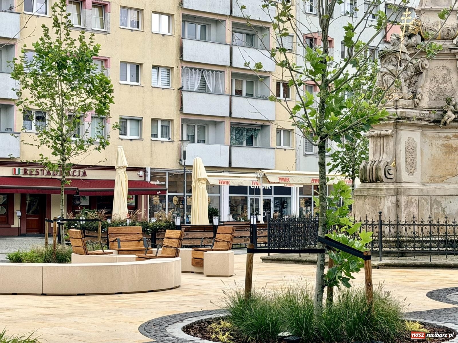Zdjęcie w galerii na portalu naszraciborz.pl: Na Rynku trwa montaż siedzisk przy kolumnie maryjnej wiadomości z regionu
