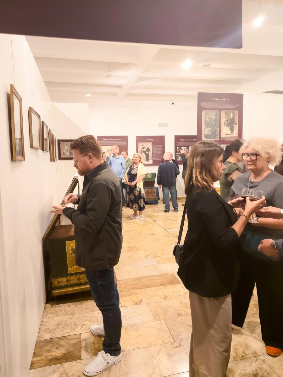 Zdjęcie w galerii na portalu naszraciborz.pl: Ach biada, biada, poszłam za dziada! W Muzeum w Raciborzu otwarto wystawę o dawnych weselach wiadomości z regionu