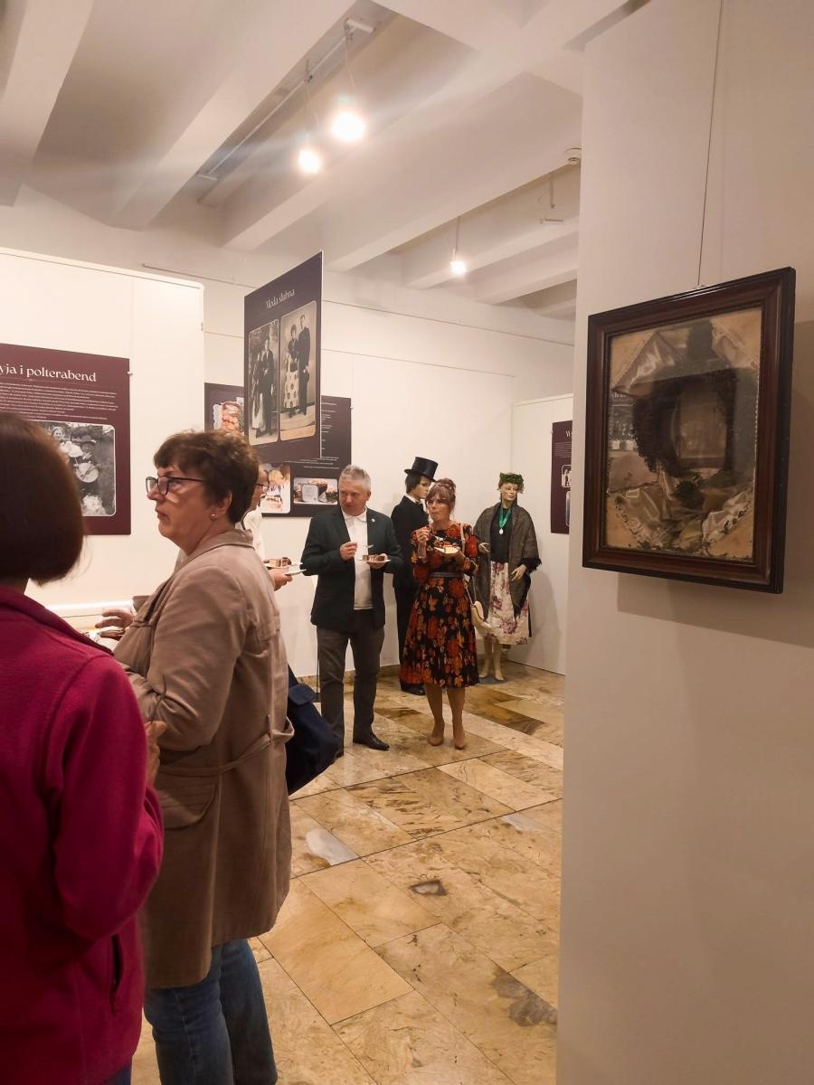 Zdjęcie w galerii na portalu naszraciborz.pl: Ach biada, biada, poszłam za dziada! W Muzeum w Raciborzu otwarto wystawę o dawnych weselach wiadomości z regionu