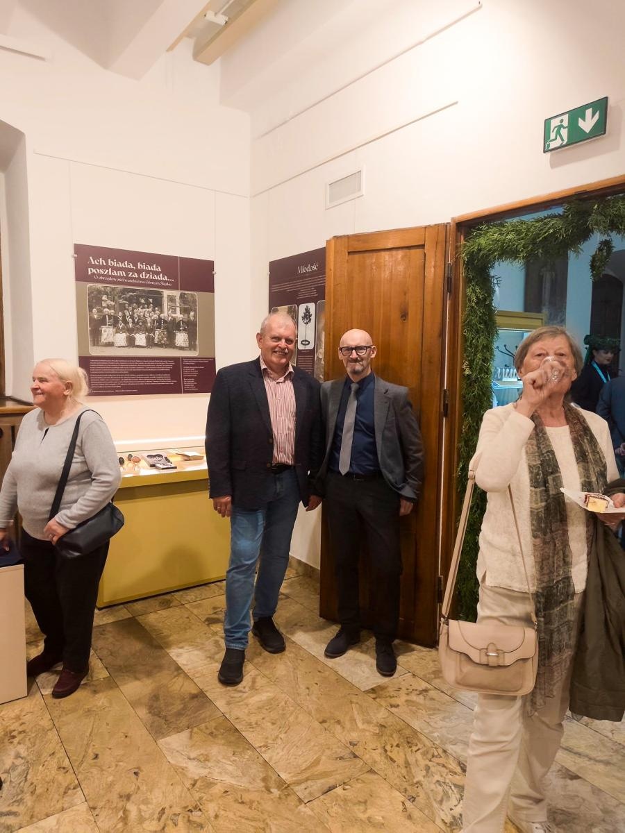 Zdjęcie w galerii na portalu naszraciborz.pl: Ach biada, biada, poszłam za dziada! W Muzeum w Raciborzu otwarto wystawę o dawnych weselach wiadomości z regionu