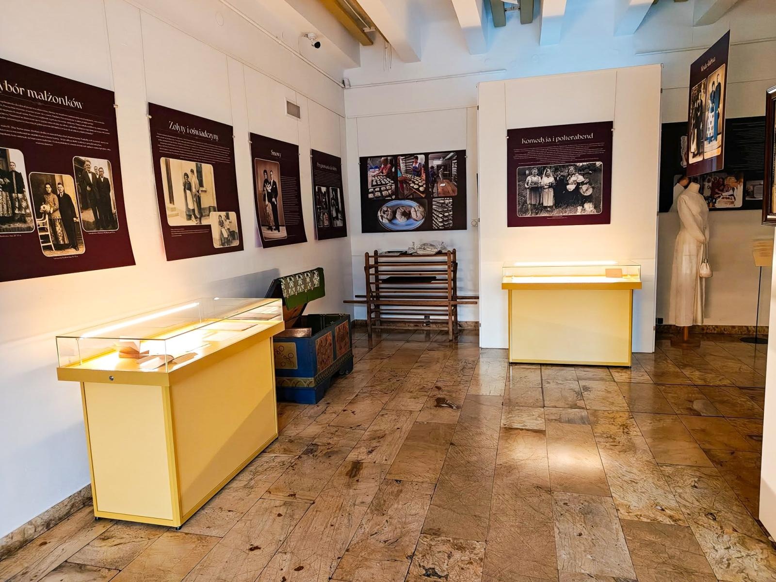 Zdjęcie w galerii na portalu naszraciborz.pl: Ach biada, biada, poszłam za dziada! W Muzeum w Raciborzu otwarto wystawę o dawnych weselach wiadomości z regionu