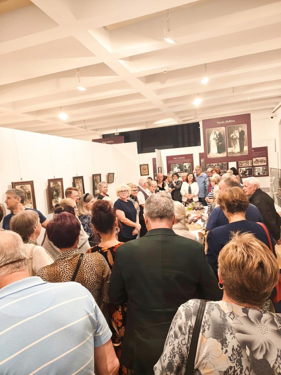 Zdjęcie w galerii na portalu naszraciborz.pl: Ach biada, biada, poszłam za dziada! W Muzeum w Raciborzu otwarto wystawę o dawnych weselach wiadomości z regionu