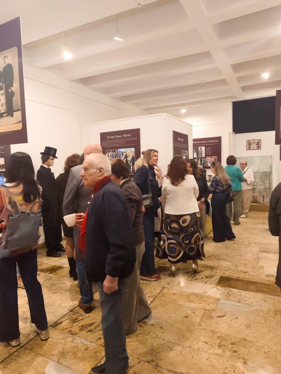Zdjęcie w galerii na portalu naszraciborz.pl: Ach biada, biada, poszłam za dziada! W Muzeum w Raciborzu otwarto wystawę o dawnych weselach wiadomości z regionu