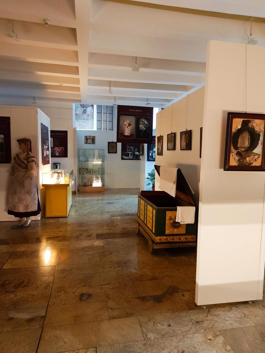Zdjęcie w galerii na portalu naszraciborz.pl: Ach biada, biada, poszłam za dziada! W Muzeum w Raciborzu otwarto wystawę o dawnych weselach wiadomości z regionu