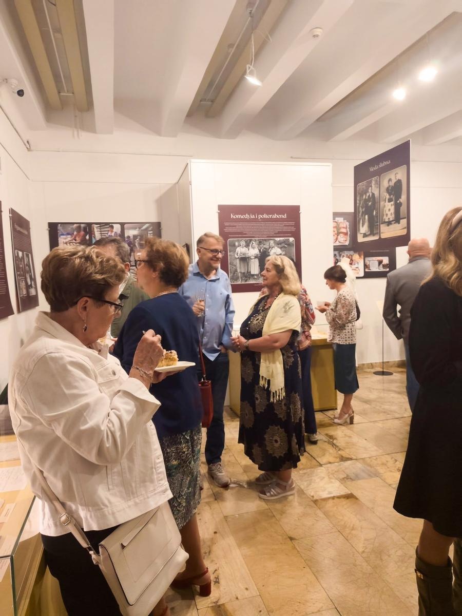 Zdjęcie w galerii na portalu naszraciborz.pl: Ach biada, biada, poszłam za dziada! W Muzeum w Raciborzu otwarto wystawę o dawnych weselach wiadomości z regionu