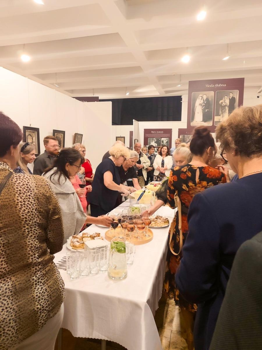 Zdjęcie w galerii na portalu naszraciborz.pl: Ach biada, biada, poszłam za dziada! W Muzeum w Raciborzu otwarto wystawę o dawnych weselach wiadomości z regionu