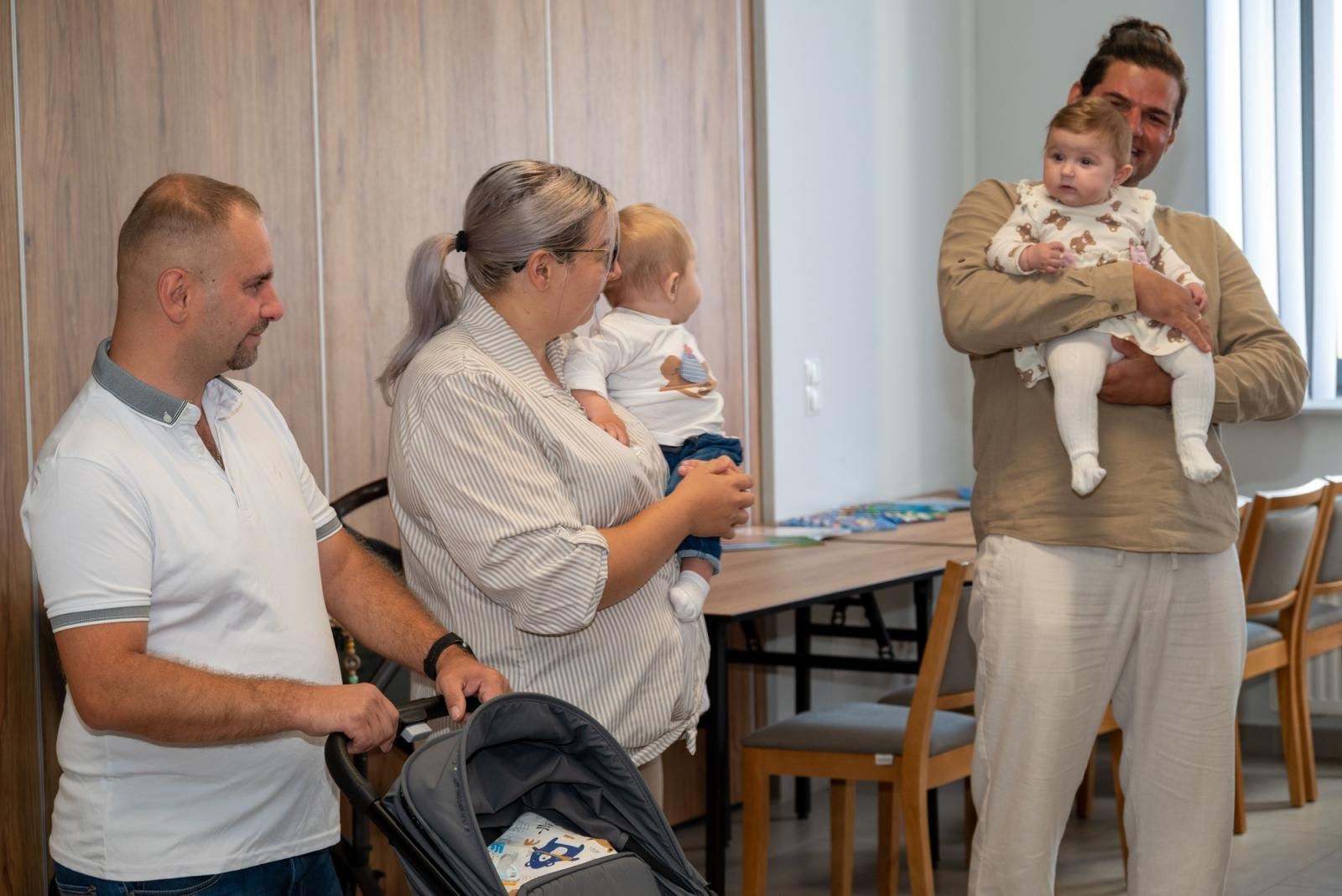 Zdjęcie w galerii na portalu naszraciborz.pl: Najmłodsi mieszkańcy gminy Krzyżanowice oficjalnie powitani. W Tworkowie spotkały się rodziny wiadomości z regionu