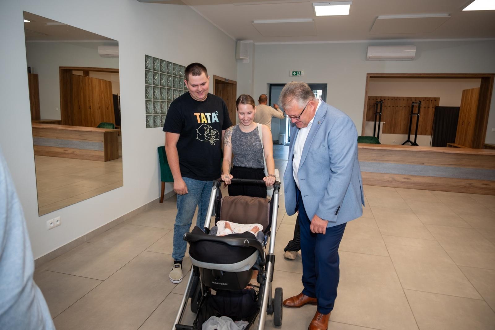Zdjęcie w galerii na portalu naszraciborz.pl: Najmłodsi mieszkańcy gminy Krzyżanowice oficjalnie powitani. W Tworkowie spotkały się rodziny wiadomości z regionu