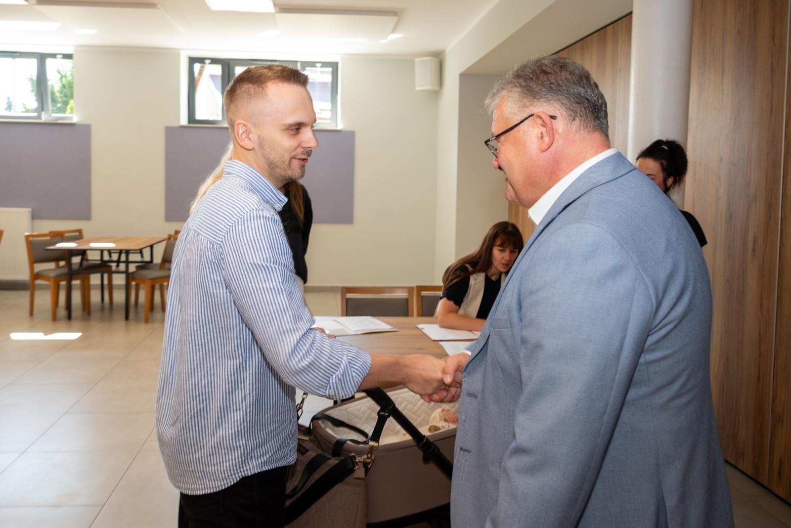 Zdjęcie w galerii na portalu naszraciborz.pl: Najmłodsi mieszkańcy gminy Krzyżanowice oficjalnie powitani. W Tworkowie spotkały się rodziny wiadomości z regionu