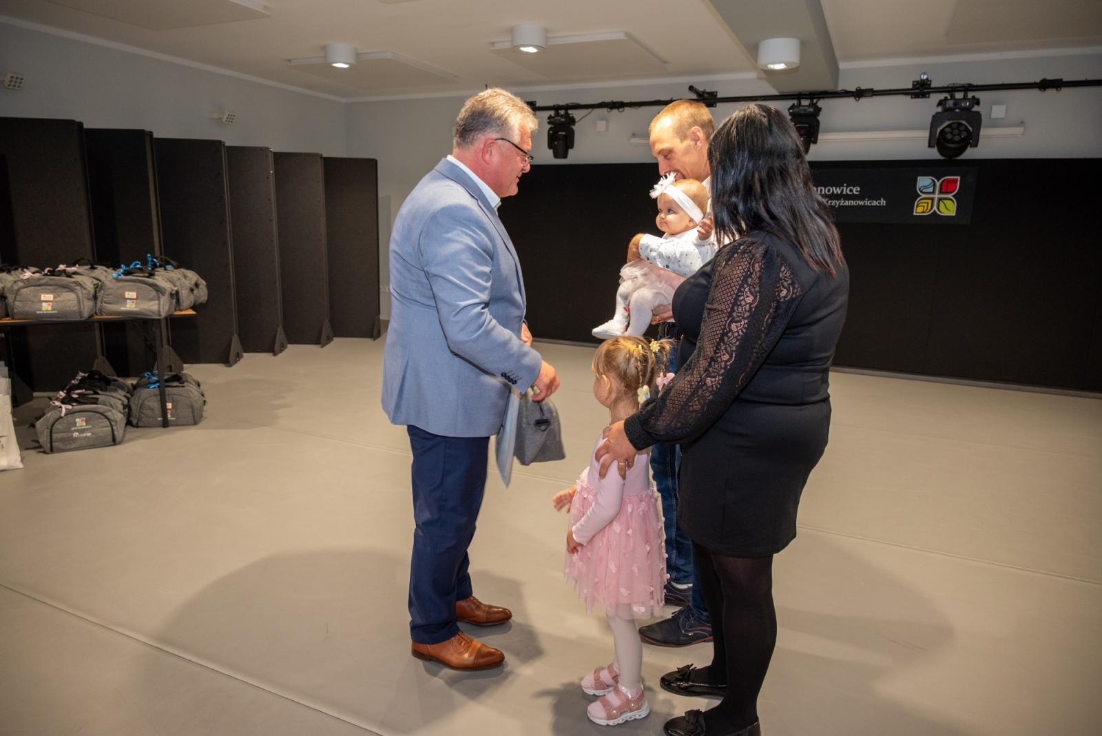 Zdjęcie w galerii na portalu naszraciborz.pl: Najmłodsi mieszkańcy gminy Krzyżanowice oficjalnie powitani. W Tworkowie spotkały się rodziny wiadomości z regionu