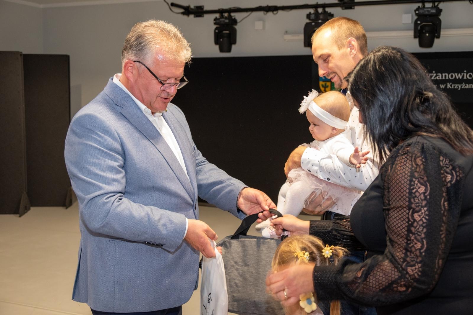 Zdjęcie w galerii na portalu naszraciborz.pl: Najmłodsi mieszkańcy gminy Krzyżanowice oficjalnie powitani. W Tworkowie spotkały się rodziny wiadomości z regionu