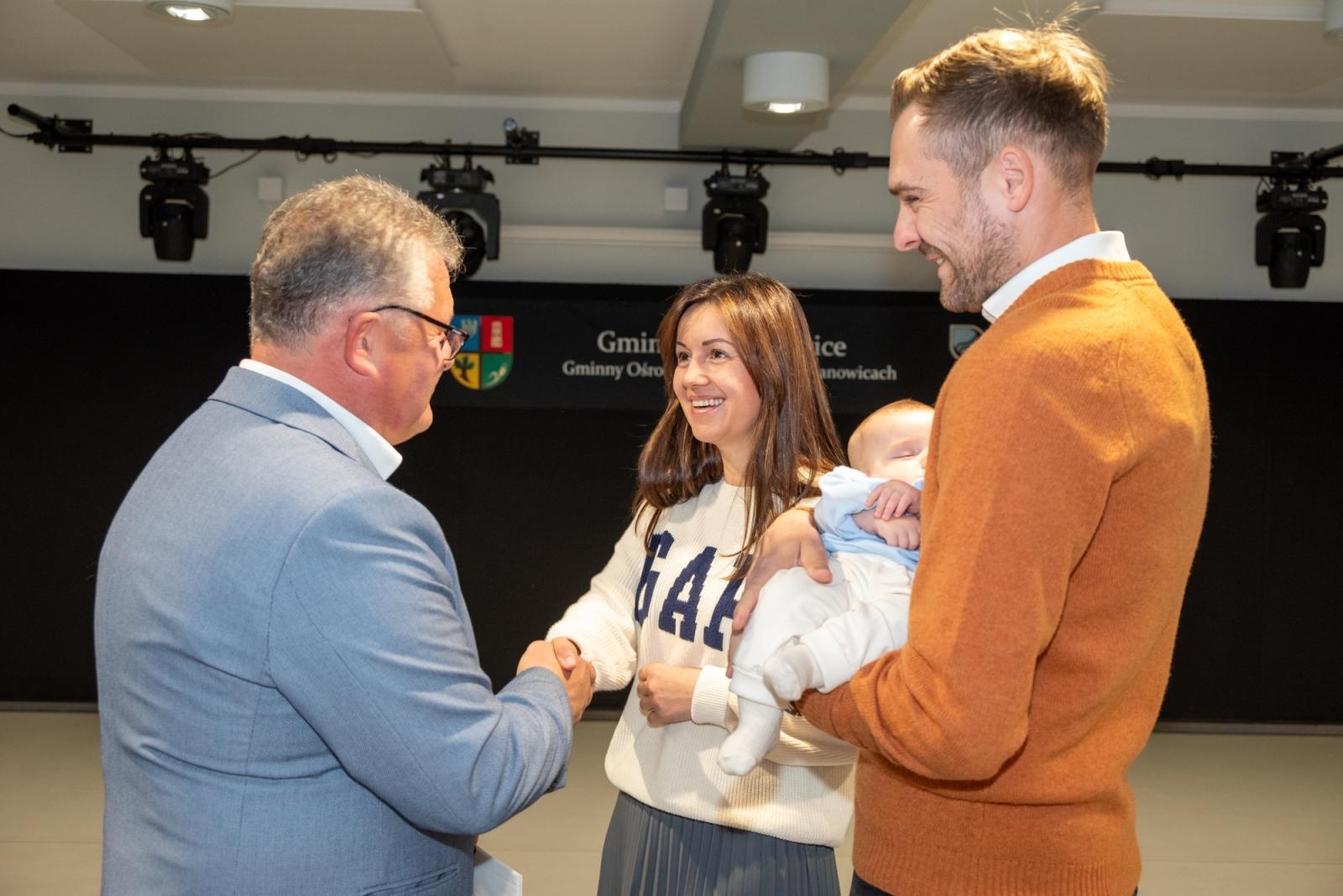 Zdjęcie w galerii na portalu naszraciborz.pl: Najmłodsi mieszkańcy gminy Krzyżanowice oficjalnie powitani. W Tworkowie spotkały się rodziny wiadomości z regionu