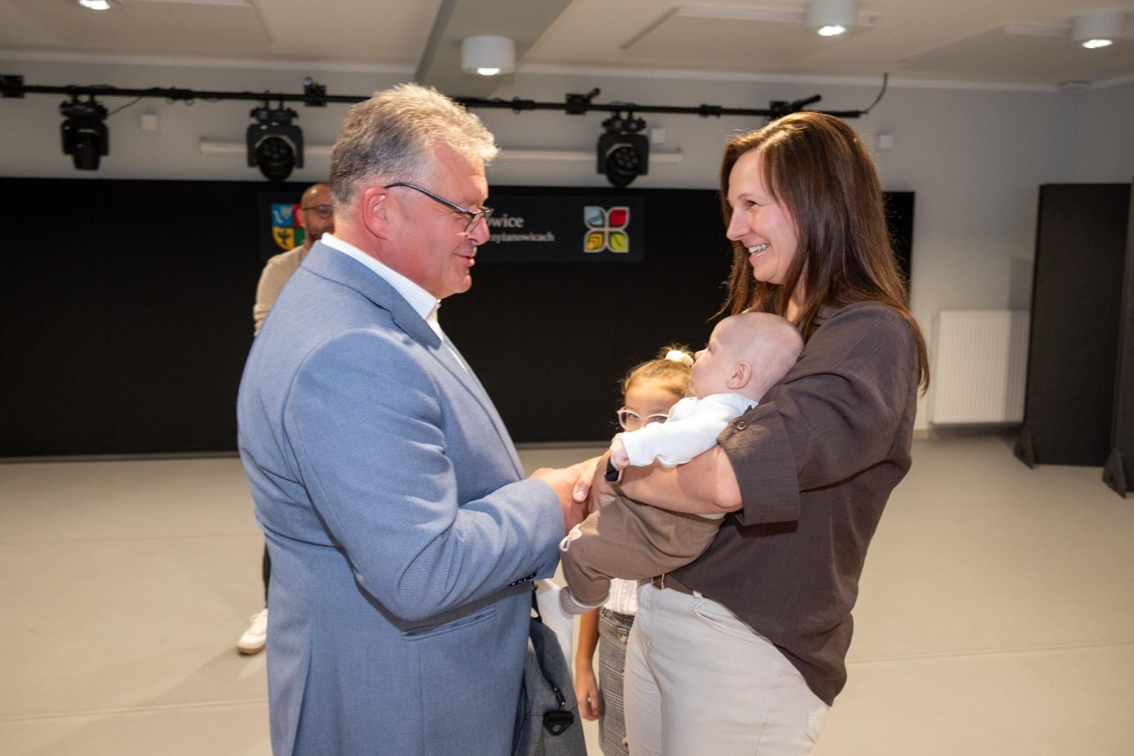 Zdjęcie w galerii na portalu naszraciborz.pl: Najmłodsi mieszkańcy gminy Krzyżanowice oficjalnie powitani. W Tworkowie spotkały się rodziny wiadomości z regionu
