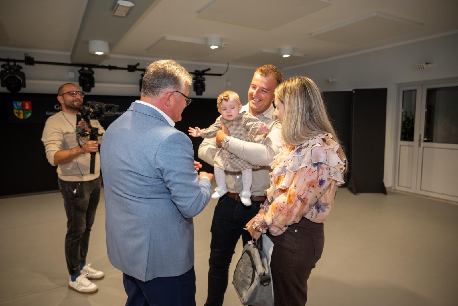 Zdjęcie w galerii na portalu naszraciborz.pl: Najmłodsi mieszkańcy gminy Krzyżanowice oficjalnie powitani. W Tworkowie spotkały się rodziny wiadomości z regionu