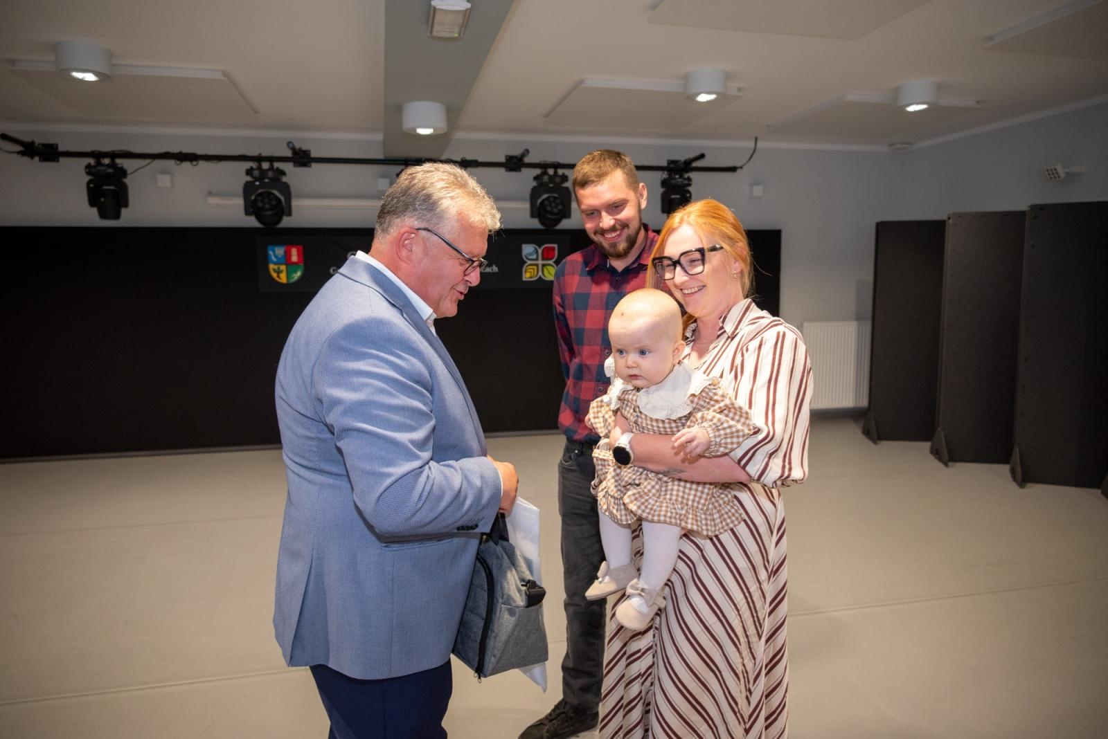 Zdjęcie w galerii na portalu naszraciborz.pl: Najmłodsi mieszkańcy gminy Krzyżanowice oficjalnie powitani. W Tworkowie spotkały się rodziny wiadomości z regionu