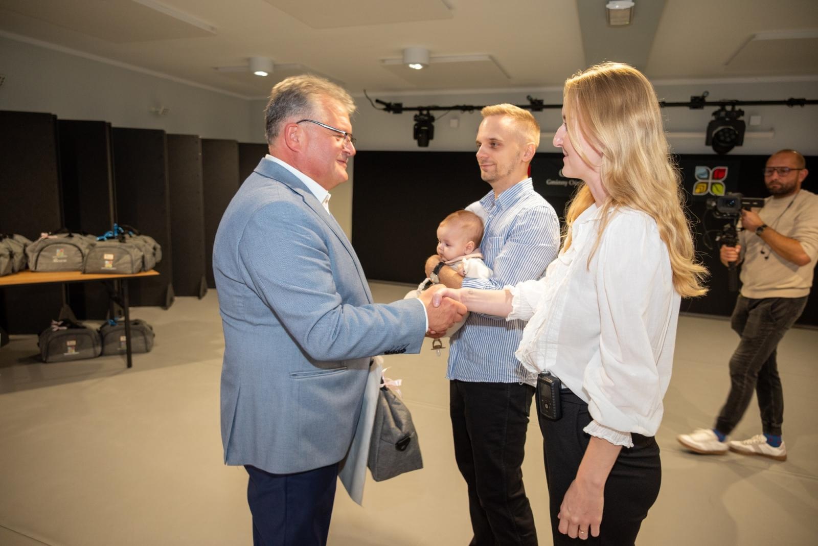 Zdjęcie w galerii na portalu naszraciborz.pl: Najmłodsi mieszkańcy gminy Krzyżanowice oficjalnie powitani. W Tworkowie spotkały się rodziny wiadomości z regionu