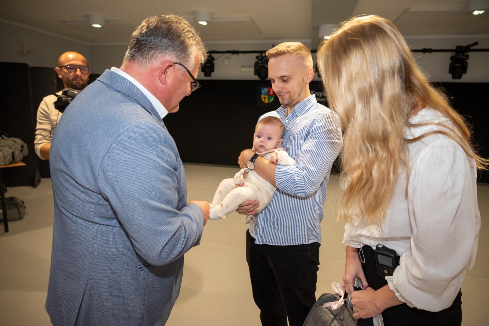 Zdjęcie w galerii na portalu naszraciborz.pl: Najmłodsi mieszkańcy gminy Krzyżanowice oficjalnie powitani. W Tworkowie spotkały się rodziny wiadomości z regionu