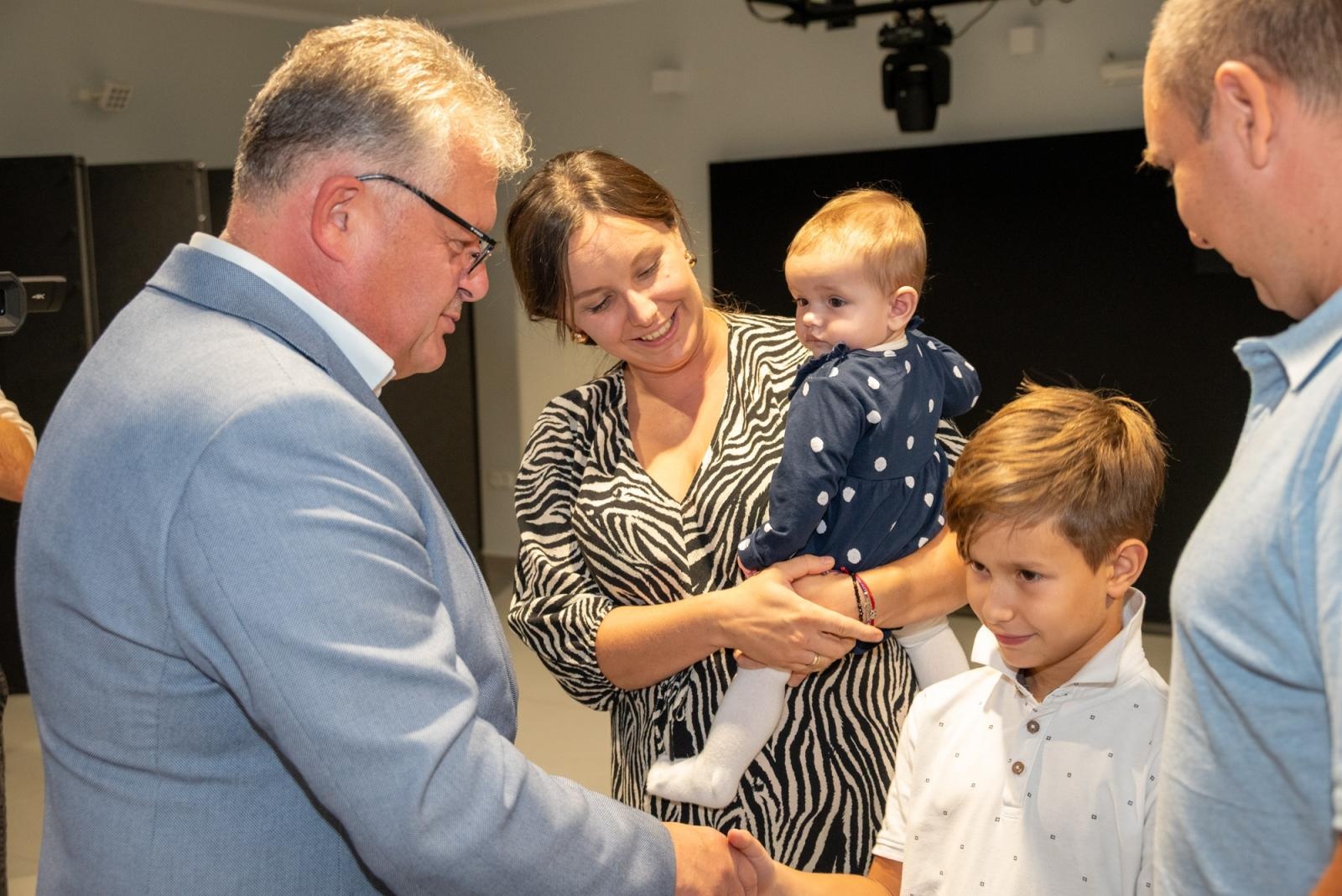 Zdjęcie w galerii na portalu naszraciborz.pl: Najmłodsi mieszkańcy gminy Krzyżanowice oficjalnie powitani. W Tworkowie spotkały się rodziny wiadomości z regionu