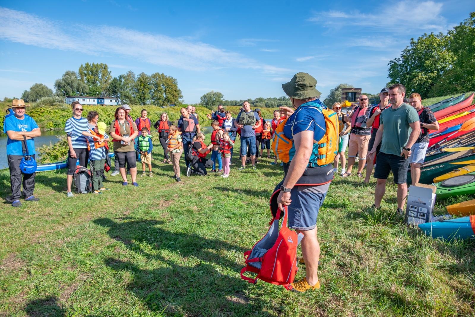 Zdjęcie w galerii na portalu naszraciborz.pl: Kajakowe pożegnanie sezonu na Granicznych Meandrach Odry. Polacy i Czesi znów spotkali się na rzece wiadomości z regionu