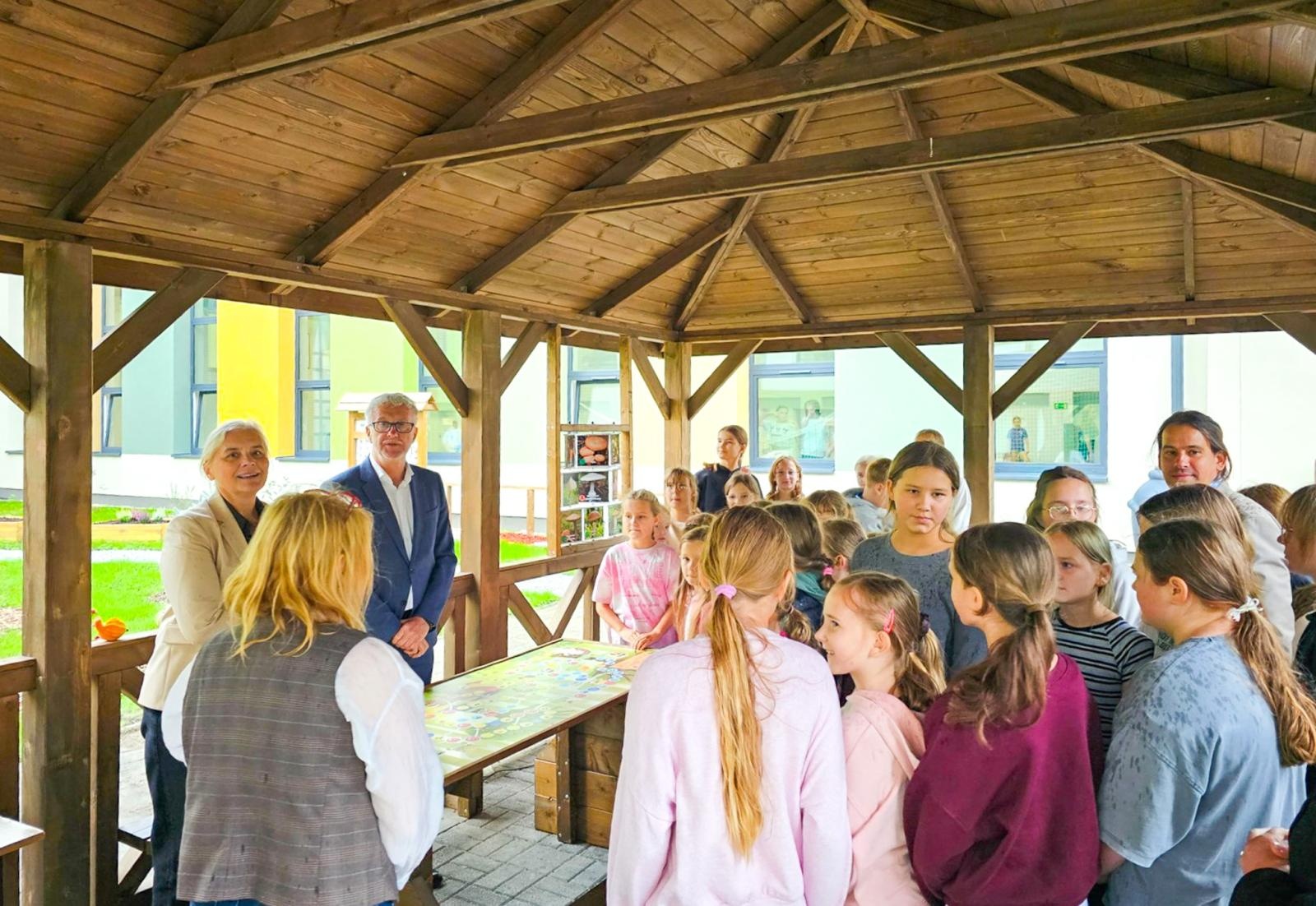 Zdjęcie w galerii na portalu naszraciborz.pl: Nowa ekopracownia pod chmurką przy raciborskiej szkole wiadomości z regionu