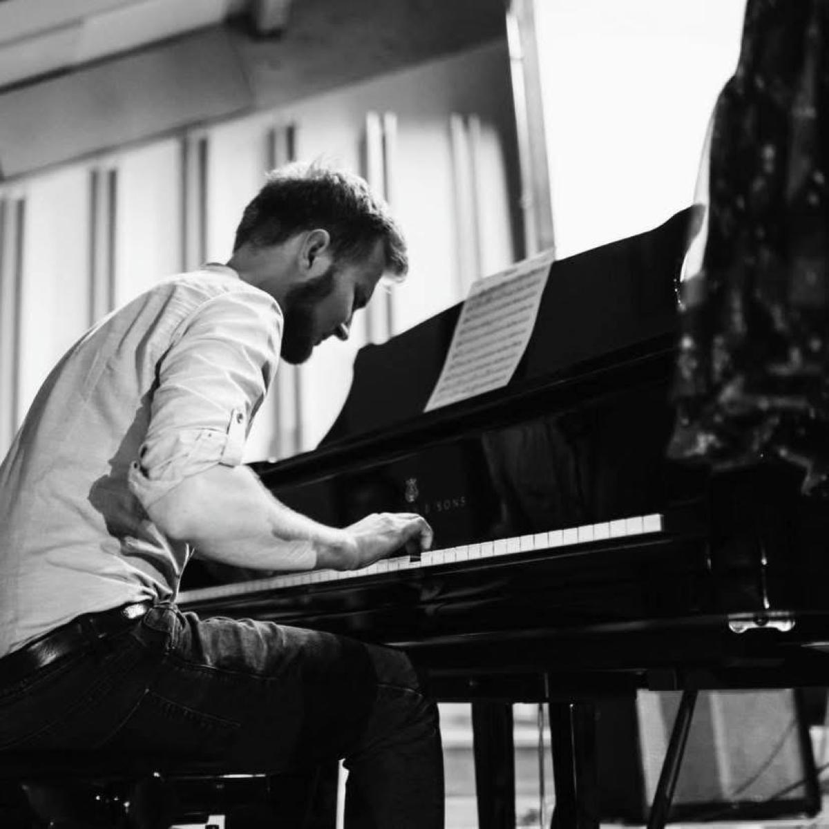 Zdjęcie w galerii na portalu naszraciborz.pl: JAZZOWANIE NA DYWANIE. V Ogólnopolski Festiwal Teatralny OFFka 2026 wiadomości z regionu
