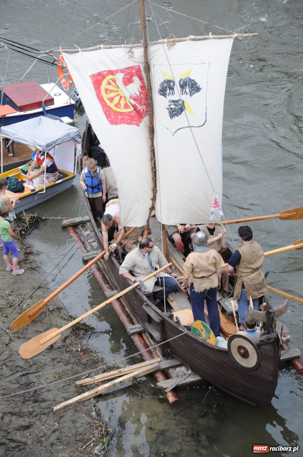 Zdjęcie w galerii na portalu naszraciborz.pl: Pływadła poszły z nurtem wiadomości z regionu