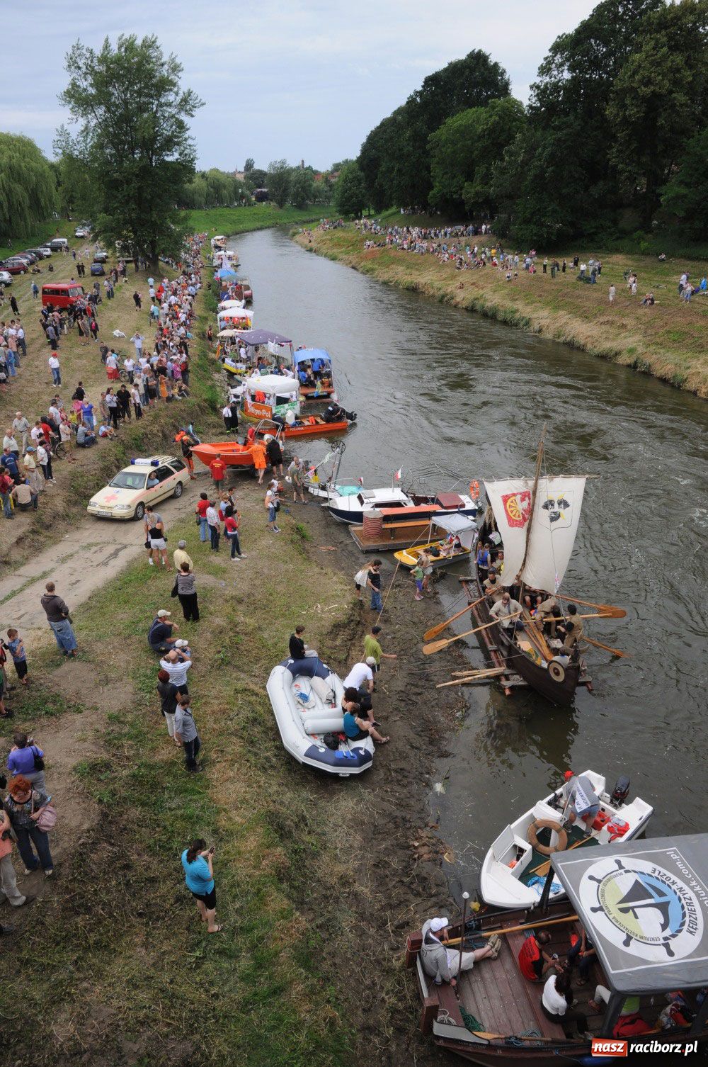 Zdjęcie w galerii na portalu naszraciborz.pl: Pływadła poszły z nurtem wiadomości z regionu