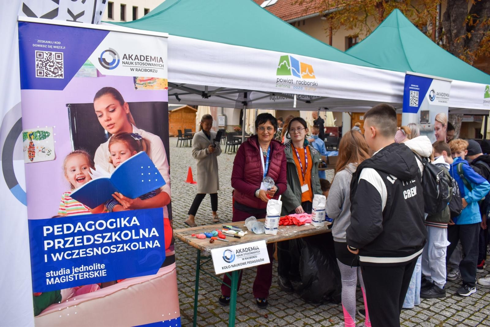 Zdjęcie w galerii na portalu naszraciborz.pl: Bezpieczne Grzybobranie 2026. Edukacja, zdrowie i bezpieczeństwo na Zamku Piastowskim wiadomości z regionu