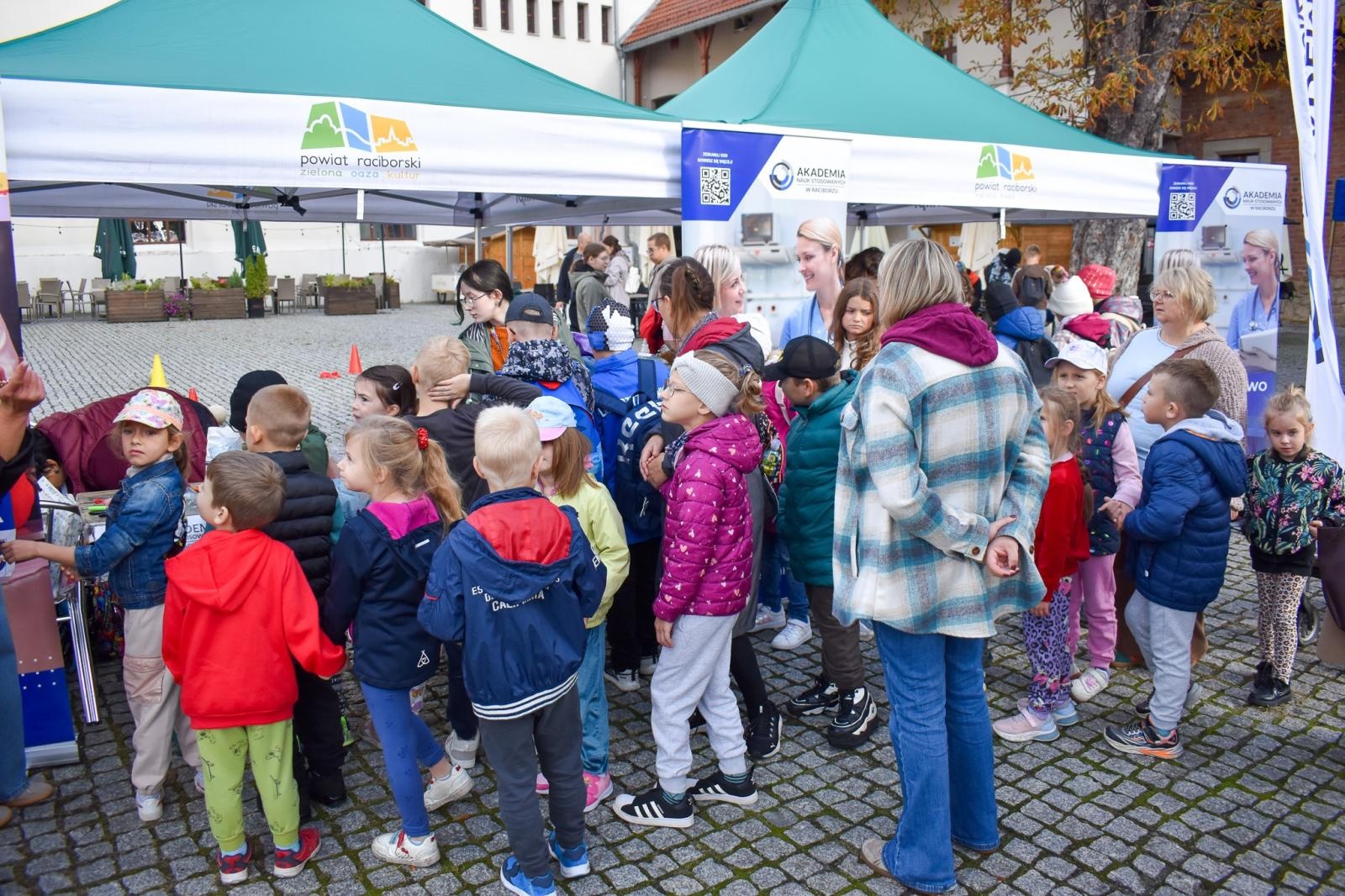 Zdjęcie w galerii na portalu naszraciborz.pl: Bezpieczne Grzybobranie 2026. Edukacja, zdrowie i bezpieczeństwo na Zamku Piastowskim wiadomości z regionu