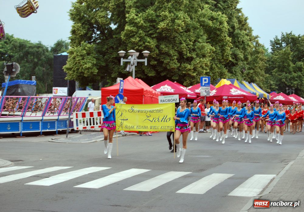 Zdjęcie w galerii na portalu naszraciborz.pl: Barwny korowód tancerzy i uczniów wiadomości z regionu