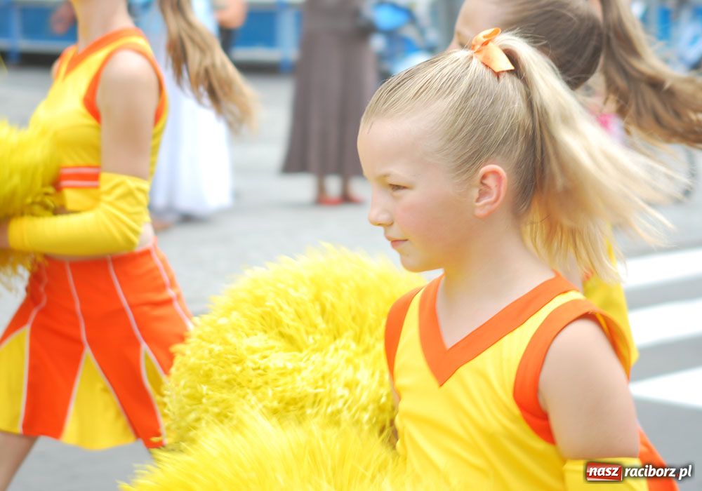 Zdjęcie w galerii na portalu naszraciborz.pl: Barwny korowód tancerzy i uczniów wiadomości z regionu
